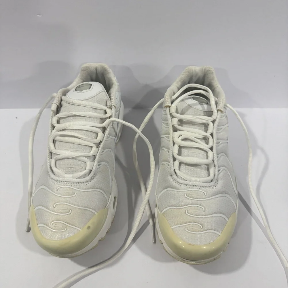Nike Air Max Plus TN Triple White Sneakers Size 5.5Y / Women’s 7 Used